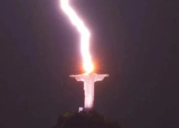 Disambar Petir, Patung Yesus di Rio de Janeiro Pancarkan Cahaya