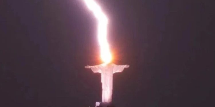 Disambar Petir, Patung Yesus di Rio de Janeiro Pancarkan Cahaya