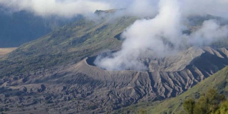 Warning! Gunung Bromo Berstatus Waspada, Bau Belerang Mulai Menyebar