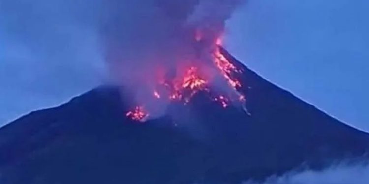 Erupsi Gunung Karangetang, Luncurkan Lava Pijar Sejauh 1.500 Meter