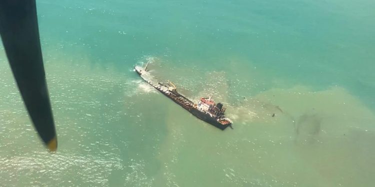 Tumpahan Aspal Mentah Cemari Perairan Nias