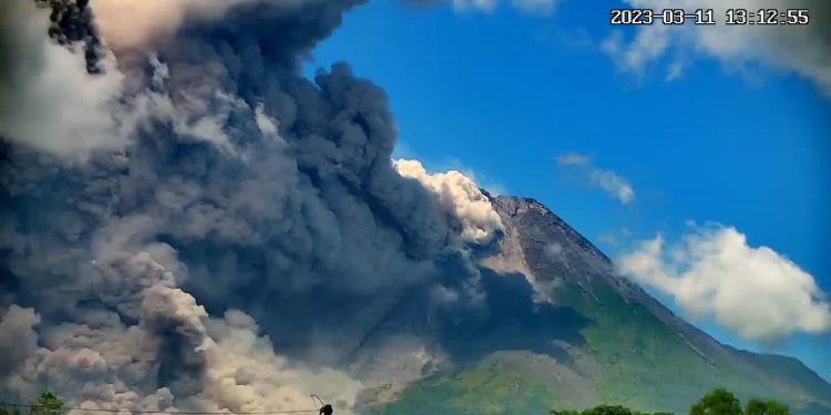Mewaspadai Awan Panas Guguran dari Erupsi Gunung Merapi