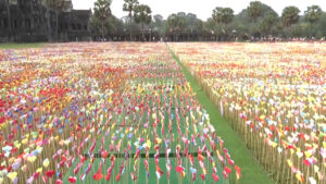 Kamboja Pecahkan Rekor Dunia Guinness untuk Instalasi Seni Origami Hati Terbanyak 2