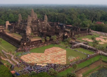 Kamboja Pecahkan Rekor Dunia Guinness untuk Instalasi Seni Origami Hati Terbanyak