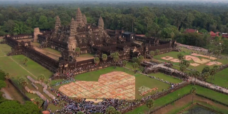 Kamboja Pecahkan Rekor Dunia Guinness untuk Instalasi Seni Origami Hati Terbanyak 1 Kamboja Pecahkan Rekor Dunia Guinness untuk Instalasi Seni Origami Hati Terbanyak