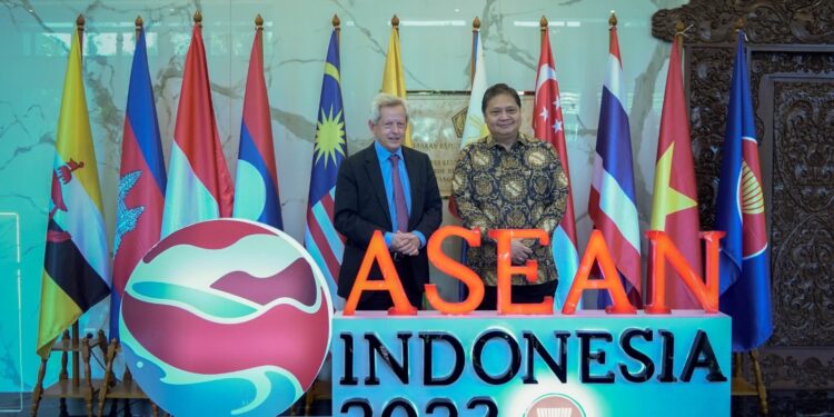 Inggris Tawarkan Dukungan Percepatan Hilirisasi Industri dan EV di Indonesia