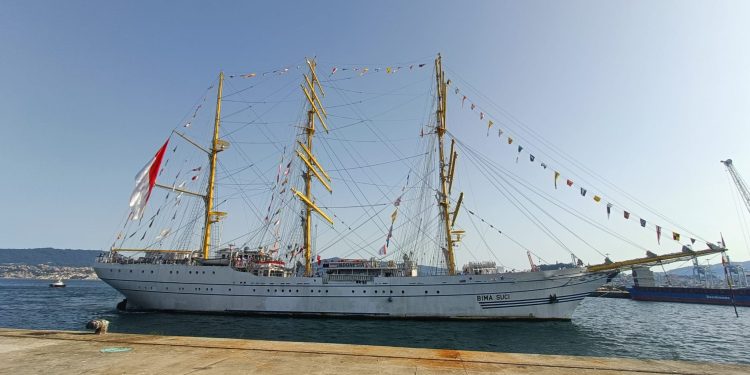 KRI Bima Suci, Duta Diplomasi Maritim Indonesia Disambut Antusias di Spanyol
