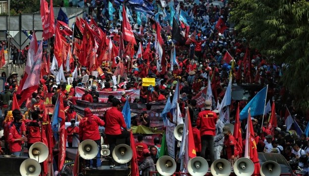 Ribuan Buruh di Indonesia Turun ke Jalan Tuntut Omnibus Law Dicabut 1
