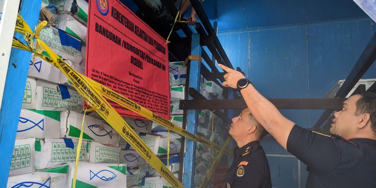 Pemerintah Indonesia Segel 4 Ton Ikan Impor Asal China