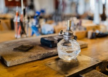 7 Daftar Parfum Lokal Pria Terbaik dengan Harga Terjangkau