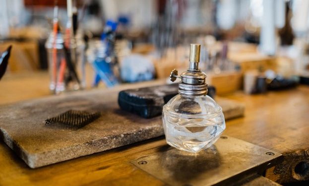 7 Daftar Parfum Lokal Pria Terbaik dengan Harga Terjangkau
