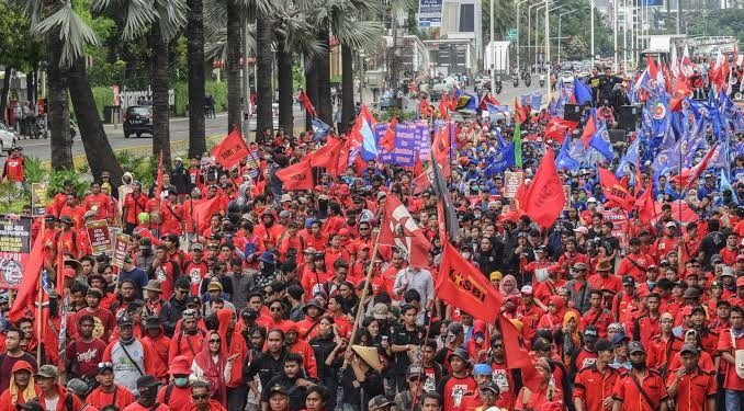 Workers in Indonesia National Strike, 100 Industries Paralyzed
