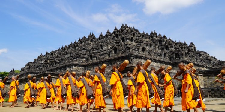 500 Pabbajja Samanera Participants Hold Thudong at Ngawen Temple, Mendut, Pawon, Borobudur