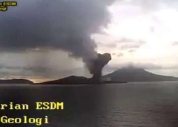 Mount Anak Krakatau Erupts Again, Throwing Volcanic Ash As High As 800 Meters