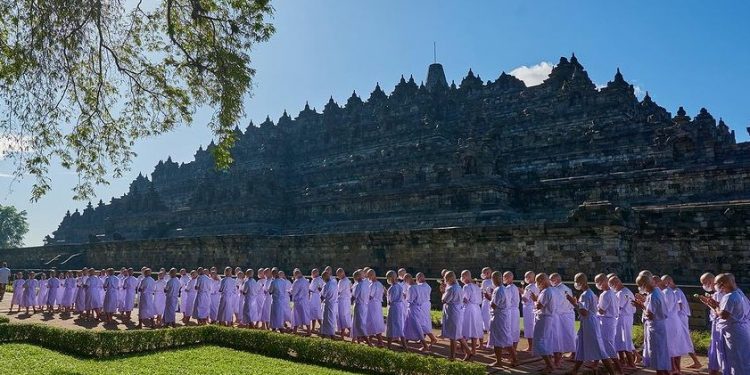 500 Samanera from 5 Countries Participate in Training at Borobudur Temple