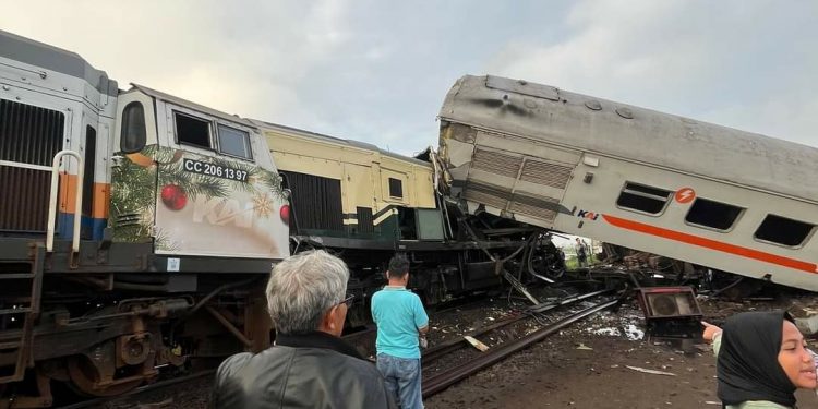 BREAKING NEWS: Train Collision Occurs in Indonesia