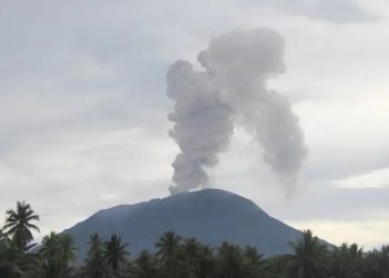 Mount Ibu in Indonesia Erupts, 2 Kilometer Radius is Dangerous