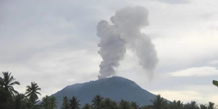 Mount Ibu in Indonesia Erupts, 2 Kilometer Radius is Dangerous