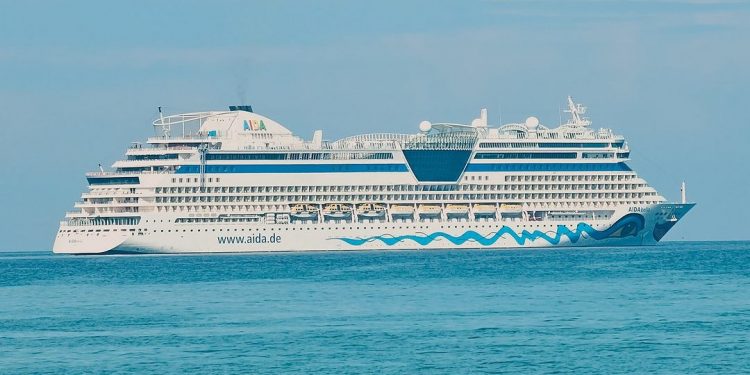 Thousands of Italian Cruise Ship Tourists, AIDAbella Enter Surabaya and Lombok
