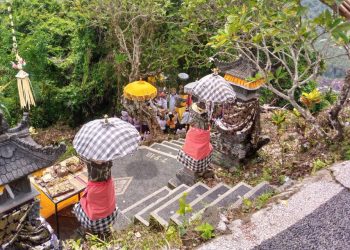 Poleng Cloth on Trees in Bali: A Strategy to Maintain Oxygen Availability and Mitigate Climate Change