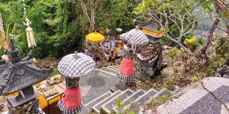 Poleng Cloth on Trees in Bali: A Strategy to Maintain Oxygen Availability and Mitigate Climate Change