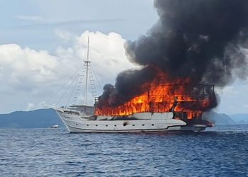 Cruise Ship ‘The Oceanik’ Catches Fire in Raja Ampat