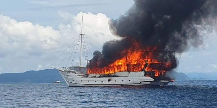 Cruise Ship ‘The Oceanik’ Catches Fire in Raja Ampat