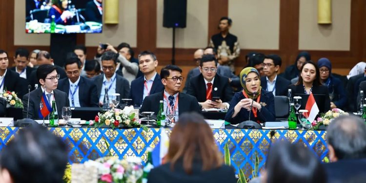 Nicke Widyawati Conveys Two Strategies to Achieve ASEAN Economic Community