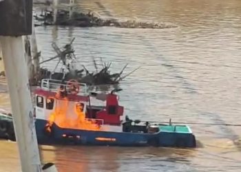 Coal Tugboat Thrown by Molotov While Crossing the River in Jambi