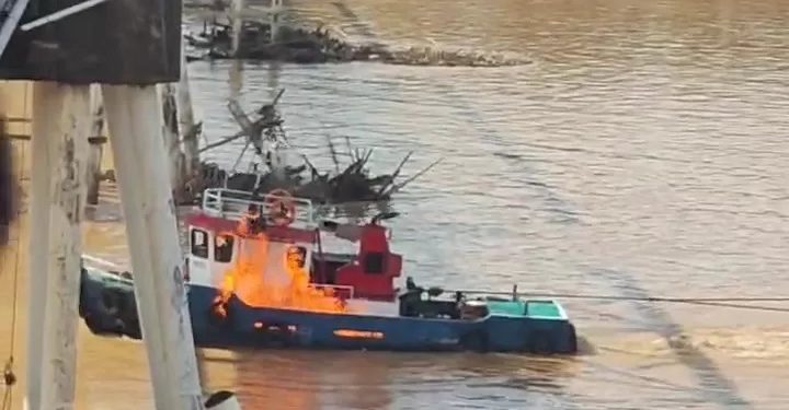 Coal Tugboat Thrown by Molotov While Crossing the River in Jambi