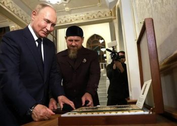 Putin Kissed The Alquran When He Visited Chechnya
