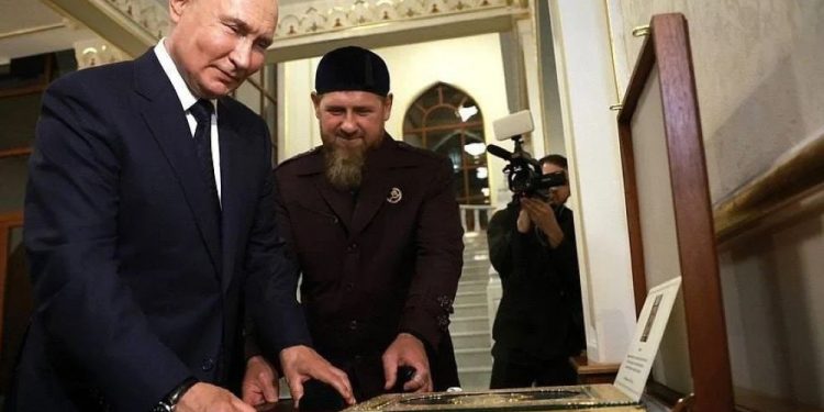 Putin Kissed The Alquran When He Visited Chechnya
