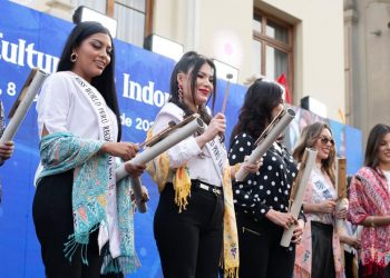 Miss World Peru 2024 Finalists Show off Indonesian Batik