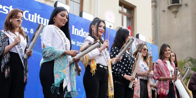 Miss World Peru 2024 Finalists Show off Indonesian Batik