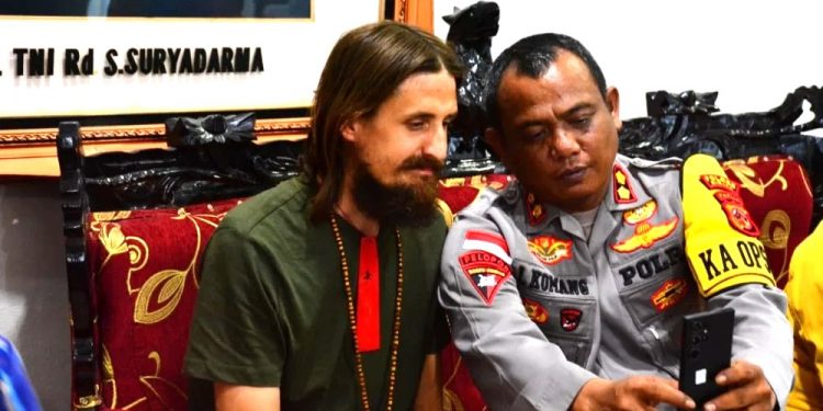 Susi Air Pilot from New Zealand Philip Mehrtens is Finally Free