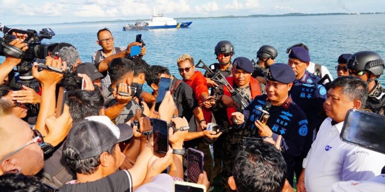Singaporean Ships Actively Steal Sand in the Batam Sea