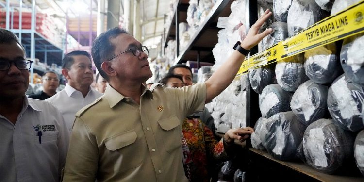 Indonesian Government Confiscates 90 Thousand Rolls of Illegal Textiles from China  