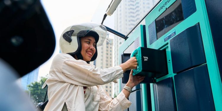 ADB and TBS Sign Deal to Expand Sustainable Transportation in Indonesia