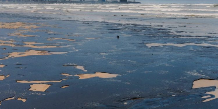 Major Oil Spill Washes Up on Russia’s Black Sea Coast