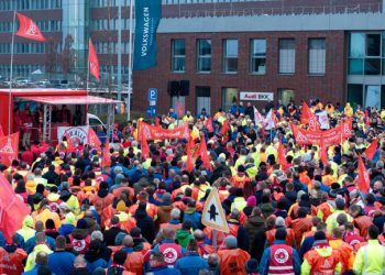 Total Strike Thousands of Volkswagen Workers Across Germany