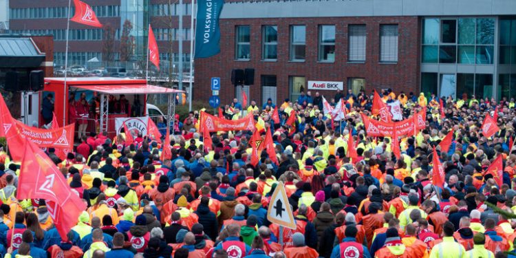 Total Strike Thousands of Volkswagen Workers Across Germany 1 Total Strike Thousands of Volkswagen Workers Across Germany