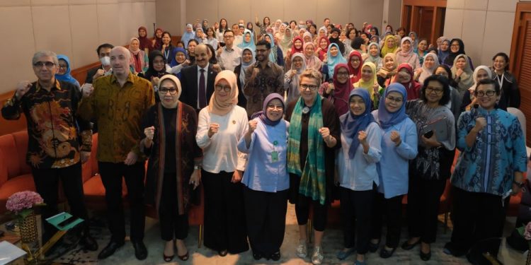 UK Government, UNFPA MARCH with Midwives to Reduce Maternal Deaths in Indonesia