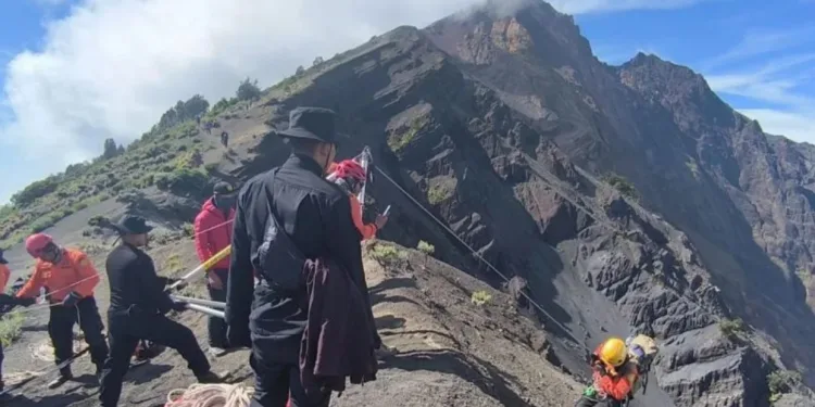 Brazilian Climber Who Fell into Rinjani Crater Found Dead at 600-Meter Depth
