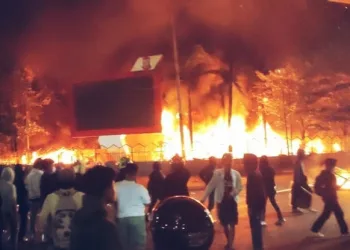 Indonesia Rocked by Riots: Parliament Buildings Set Ablaze, Several Dead