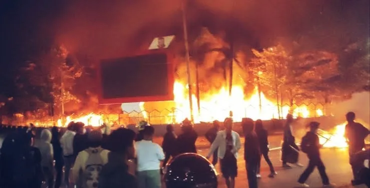 Indonesia Rocked by Riots: Parliament Buildings Set Ablaze, Several Dead