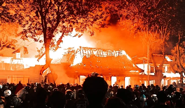 Indonesia in Crisis: Mass Protests Spread, Malls Close, Economy at Risk