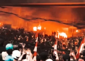 Riots Erupt in Bekasi: Crowds Torch Cables and Attack Police Headquarters