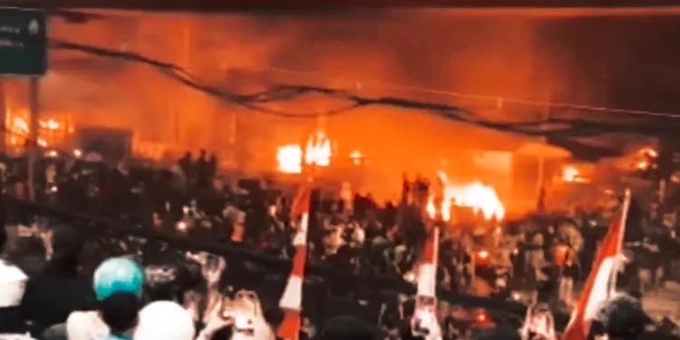 Riots Erupt in Bekasi: Crowds Torch Cables and Attack Police Headquarters