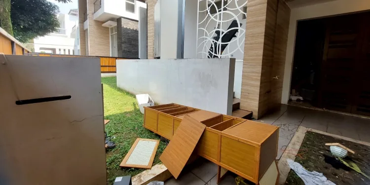 Indonesian Lawmakers’ Homes Ransacked One by One as Political Unrest Escalates 1 Indonesian Lawmakers’ Homes Ransacked One by One as Political Unrest Escalates