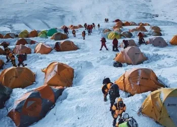 Hundreds Trapped on Mount Everest
